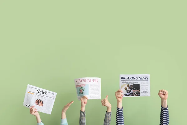 People Holding Newspapers Green Background — Stock Photo, Image