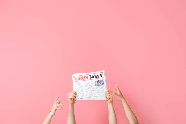 Pessoas Segurando Jornal Fundo Rosa — Fotografia de Stock