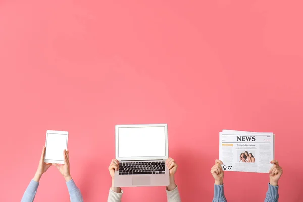 People Newspaper Laptop Tablet Computer Pink Background — Stock Photo, Image