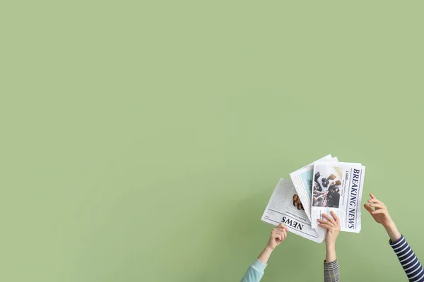 People Holding Newspapers Green Background — Stock fotografie