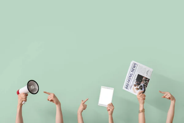 People Newspaper Tablet Computer Megaphone Green Background — Stock Photo, Image