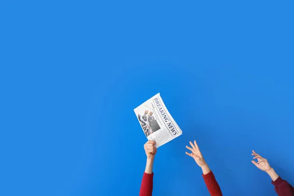 People Reaching Out Newspaper Blue Background — Stock Photo, Image