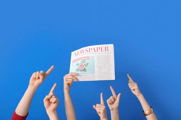 People Newspaper Blue Background — Stock Photo, Image