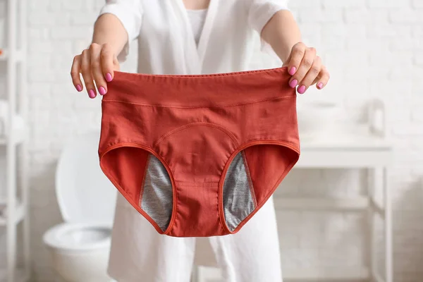 Mladá Žena Červeným Období Kalhotky Koupelně — Stock fotografie