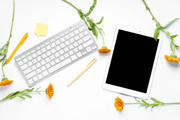 Tablet Computer Keyboard Pens Sticky Note Flowers White Background — Stock Photo, Image