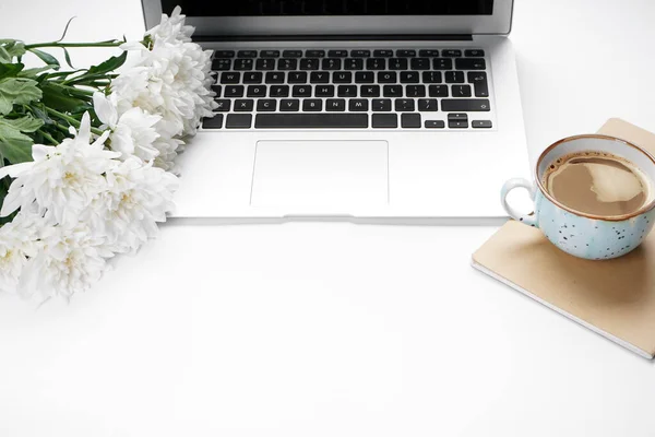 Laptop Flowers Cup Coffee White Background — Zdjęcie stockowe