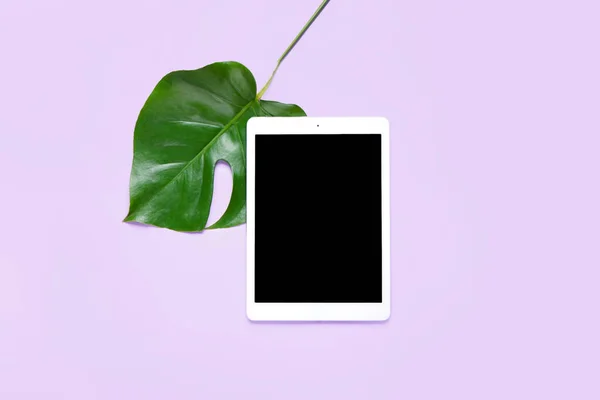 Tablet Computer Palm Leaf Lilac Background — Stock Photo, Image