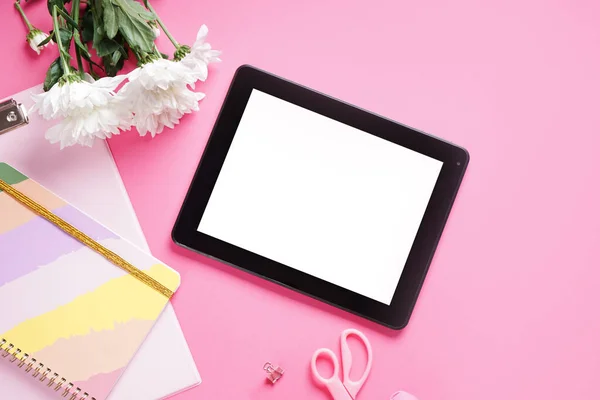 Tablet Computer Flowers Stationery Pink Background — Stock Photo, Image