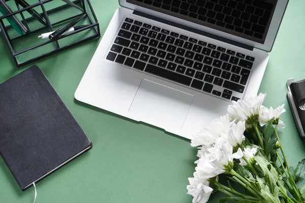 Laptop Stationery Flowers Green Background — Stock Photo, Image