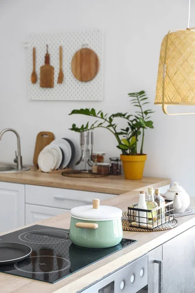 Modern mutfak tezgahları ve ahşap çatal bıçaklı tahta tahtalar.