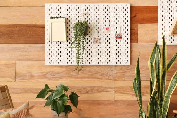 Wirbeltafel Mit Zimmerpflanze Und Notizbuch Holzwand Zimmer — Stockfoto
