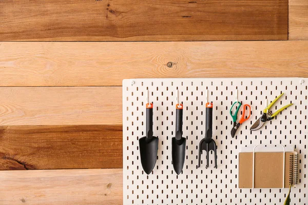 Pegboard Com Ferramentas Jardinagem Parede Madeira — Fotografia de Stock