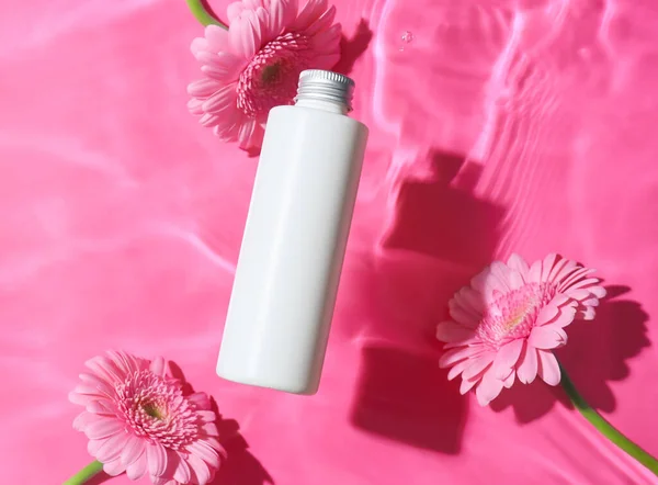 Bottle Cosmetic Product Beautiful Gerbera Flowers Water Color Background — Stock fotografie