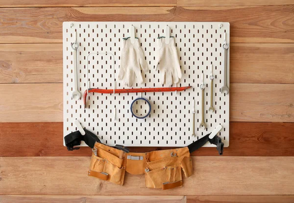 Pegboard Med Moderna Verktyg Trävägg Verkstad — Stockfoto