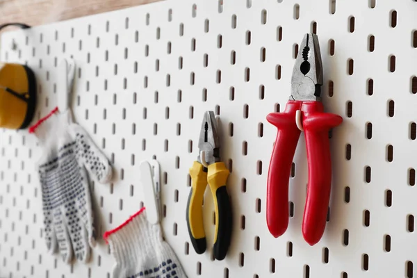 Pense ve eldivenli tahta, yakın plan.