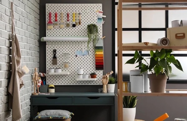 Stylish Decorator Workplace Modern Tools Shelf Unit Workshop — Foto Stock