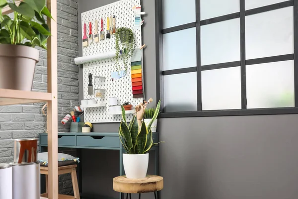 Moda atölyesinde modern aletlerle dekoratörün atölyesi ve tahta.