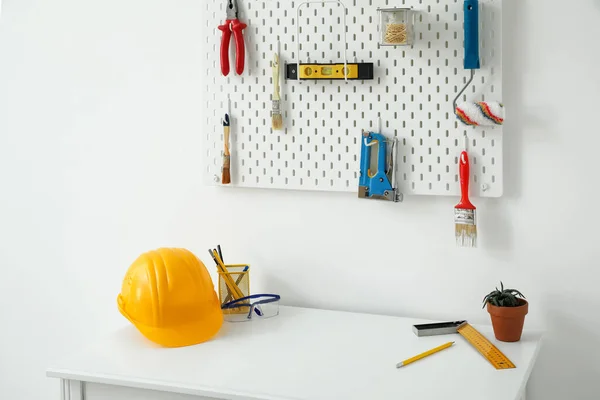 Pegboard Modern Tools Desk Light Wall — Fotografia de Stock