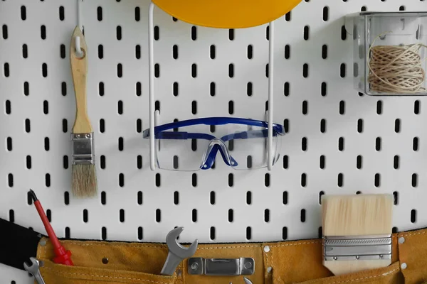 Modern araçlarla tahtanın yakın görünümü