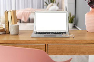 Modern dizüstü bilgisayarı olan işyeri