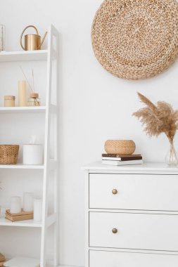Çekmeceler ve raflar. Dekoru açık duvarın yanında.