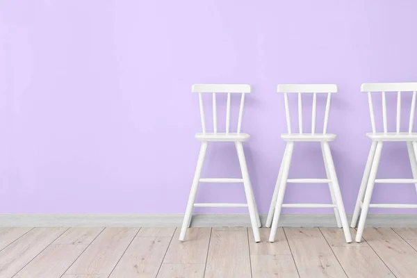 バイオレットウォールの近くの白い椅子 — ストック写真