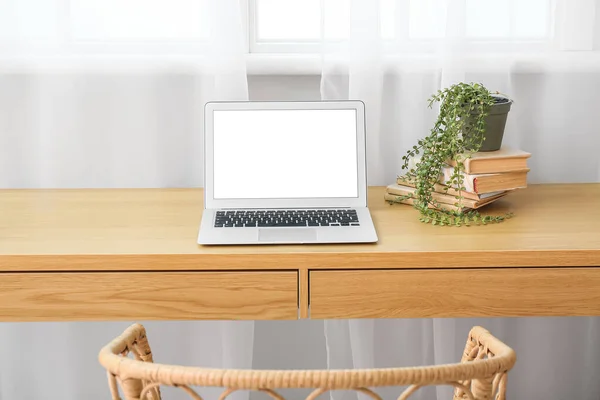 Bekväm Arbetsplats Med Modern Laptop Krukväxt Och Böcker Ljust Rum — Stockfoto