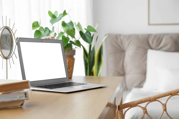 Modern Laptop Wooden Table Light Room — Zdjęcie stockowe