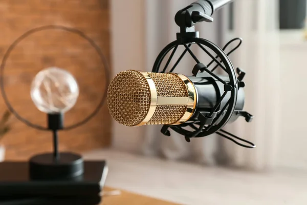 Modern Profesyonel Mikrofon Şık Odada Yakın Plan — Stok fotoğraf