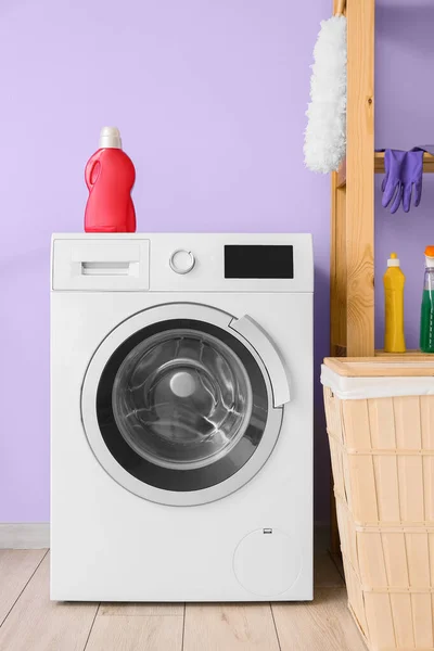 Tvättmaskin Med Flaska Mjukgörare Nära Färg Vägg Tvättstuga — Stockfoto