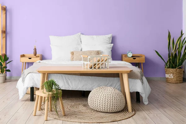 Інтер Спальні Сучасними Меблями Біля Фіолетової Стіни — стокове фото