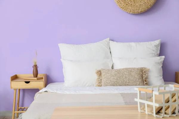 Lit Confortable Près Mur Violet Dans Chambre — Photo