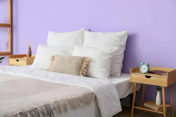 Comfortabel Bed Met Zachte Kussens Buurt Van Kleur Muur — Stockfoto