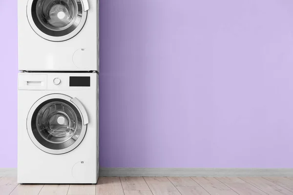 Modernas Máquinas Secagem Lavagem Perto Parede Violeta Quarto — Fotografia de Stock