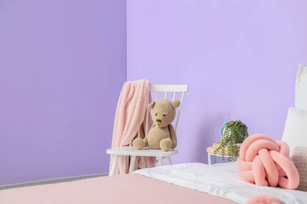 Bequemes Bett Und Stuhl Mit Spielzeugbär Der Nähe Violette Wand — Stockfoto