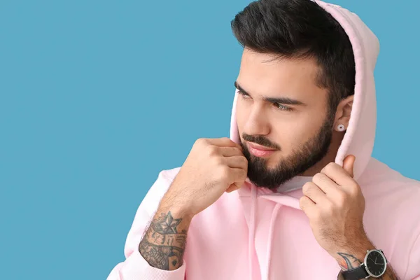 Fashionable Bearded Man Wearing Hoodie Looking Aside Blue Background — Fotografia de Stock