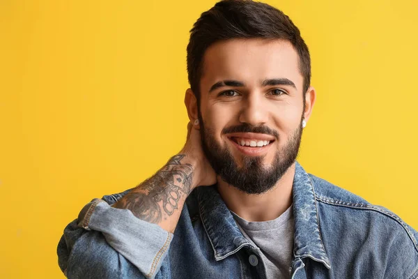 Retrato Homem Barbudo Sorridente Sobre Fundo Amarelo — Fotografia de Stock