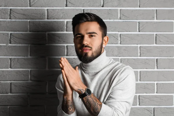Young Bearded Man Stylish Wristwatch Grey Brick Wall Background — Φωτογραφία Αρχείου