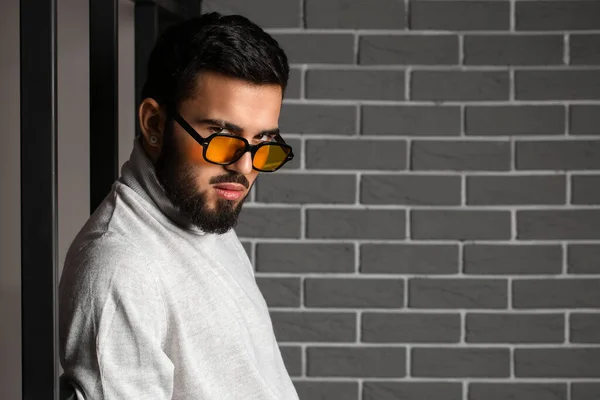 Young Bearded Man Wearing Stylish Sunglasses Grey Brick Wall — Φωτογραφία Αρχείου