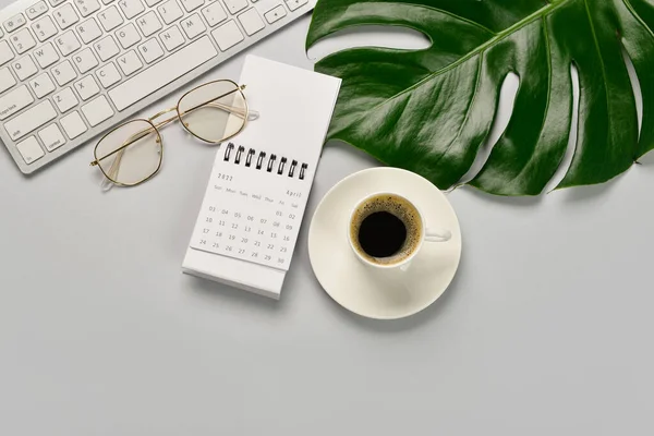 Modern Keyboard Calendar Cup Coffee Tropical Leaf Light Background —  Fotos de Stock