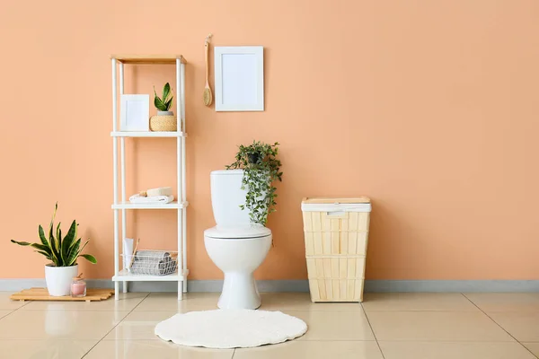 Interior Restroom Toilet Bowl Shelving Unit Laundry Basket — Fotografia de Stock