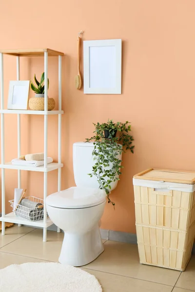 Interior Restroom Toilet Bowl Shelving Unit Laundry Basket — Stok Foto