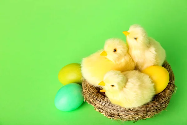 Nest Cute Yellow Chickens Easter Eggs Green Background — Foto de Stock