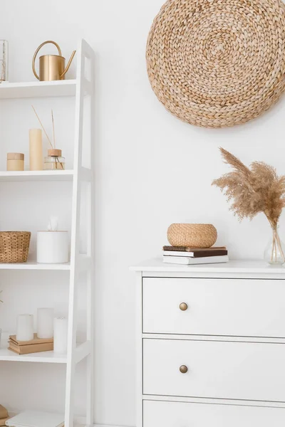 Çekmeceler ve raflar. Dekoru açık duvarın yanında.