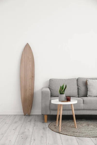 Interior Light Living Room Wooden Surfboard Grey Sofa Table — Zdjęcie stockowe