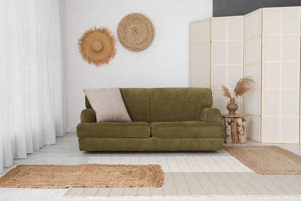 带有绿色沙发 折叠式屏风和装饰的轻便客厅室内 — 图库照片