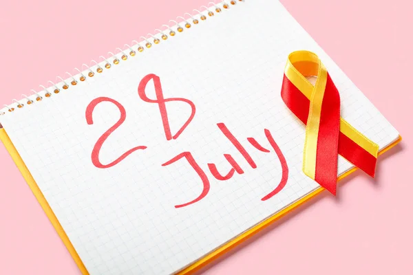 Bewusstseinsband Und Notizbuch Mit Datum Juli Auf Rosa Hintergrund Welt — Stockfoto