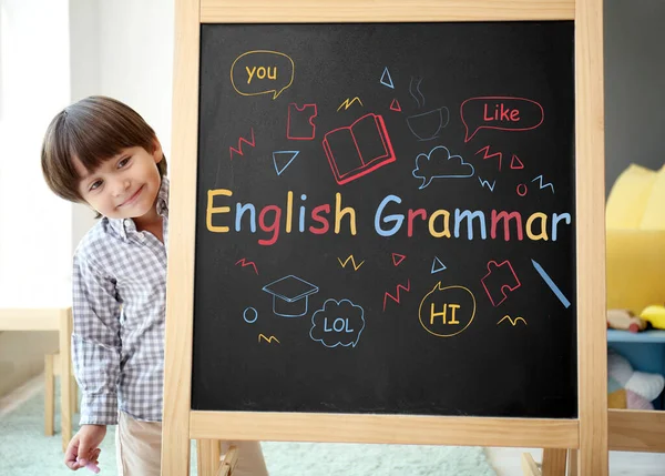 Χαριτωμένο Μικρό Αγόρι Κοντά Chalkboard Κείμενο English Grammar — Φωτογραφία Αρχείου