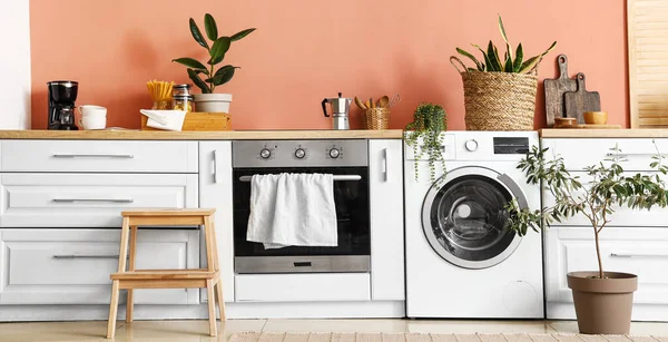 Modern çamaşır makinesi olan bir mutfak.