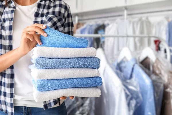 Young Woman Stack Soft Towels Dry Cleaner — Fotografia de Stock